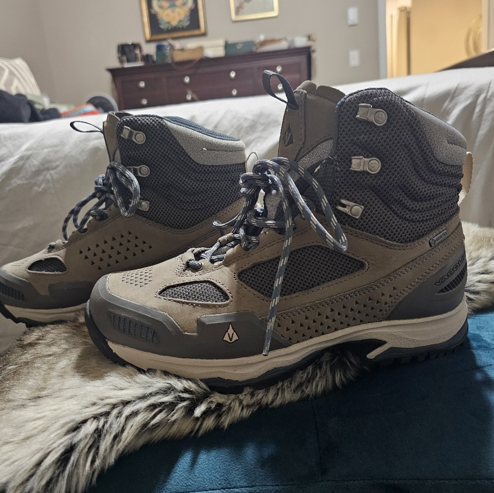 Vasque Gray and Tan Gor-tex hiking Boots. New with tags.